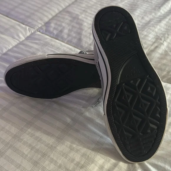 Womens sz 6 Converse low top shoes - Picture 3 of 7